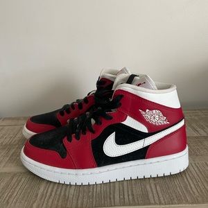 Jordan 1 Mid
Gym Red Black (Women's 8)